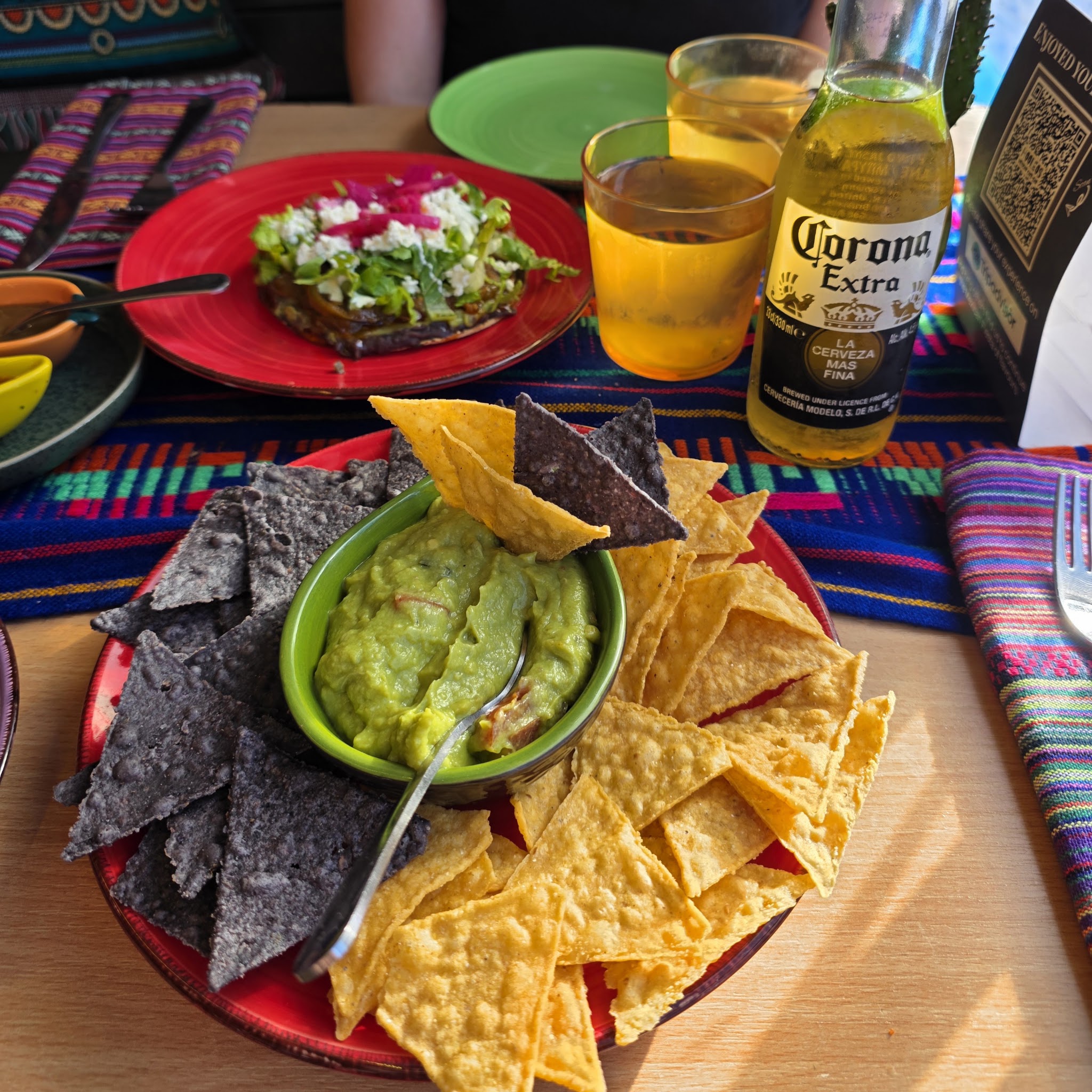 Food and a drink at a bright Hooleos table